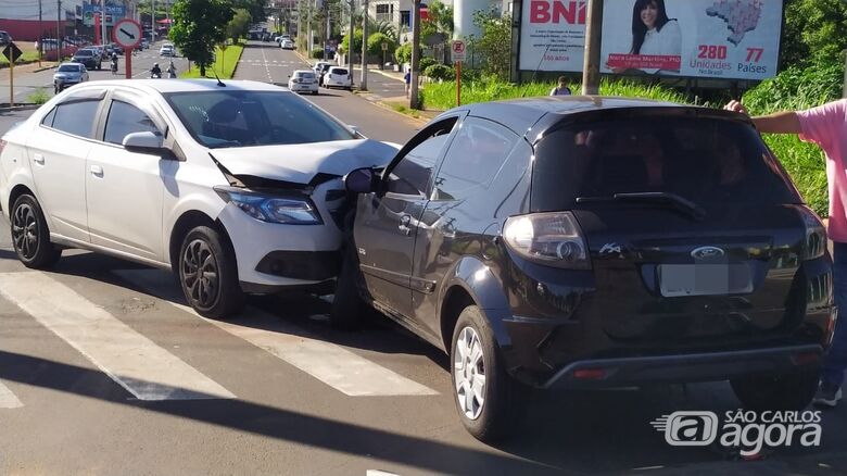 Carros colidiram frontalmente em cruzamento na região do Shopping - Crédito: Maycon Maximino