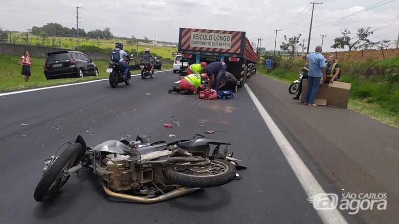 Motociclista fica em estado gravíssimo após colidir contra carreta na Washington Luís em São Carlos  - Crédito: Maycon Maximino