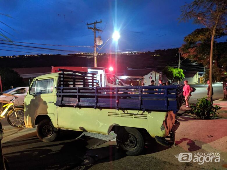 Kombi sem freio atinge portão de residência no Cidade Aracy - Crédito: Maycon Maximino