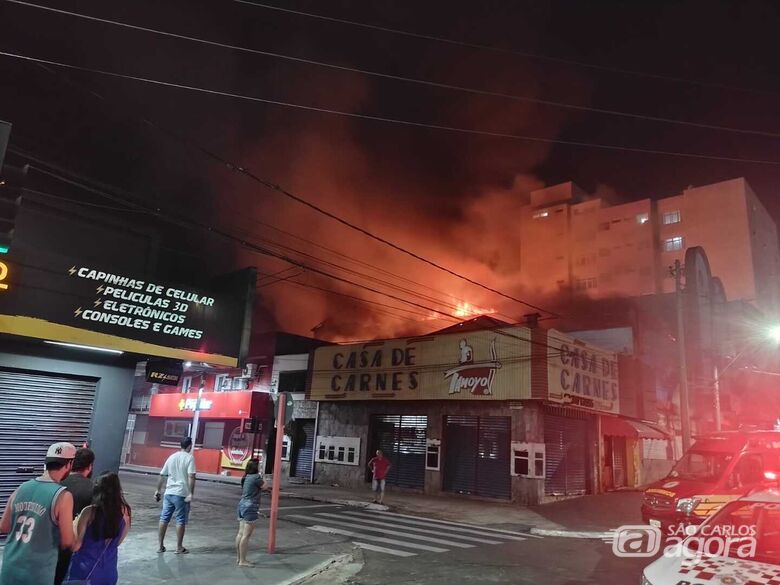 Incêndio de grandes proporções atinge loja na região do mercado municipal nesta noite de domingo - Crédito: Whatsapp SCA