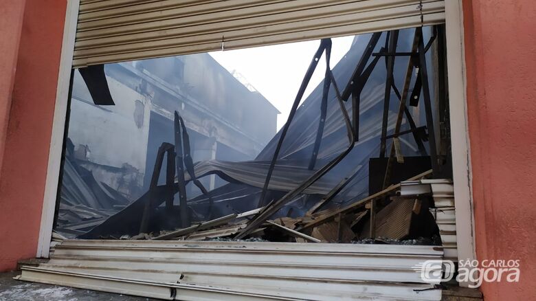 Veja como está a situação neste momento defronte a loja ÉD+ após incêndio - Crédito: Maycon Maximino