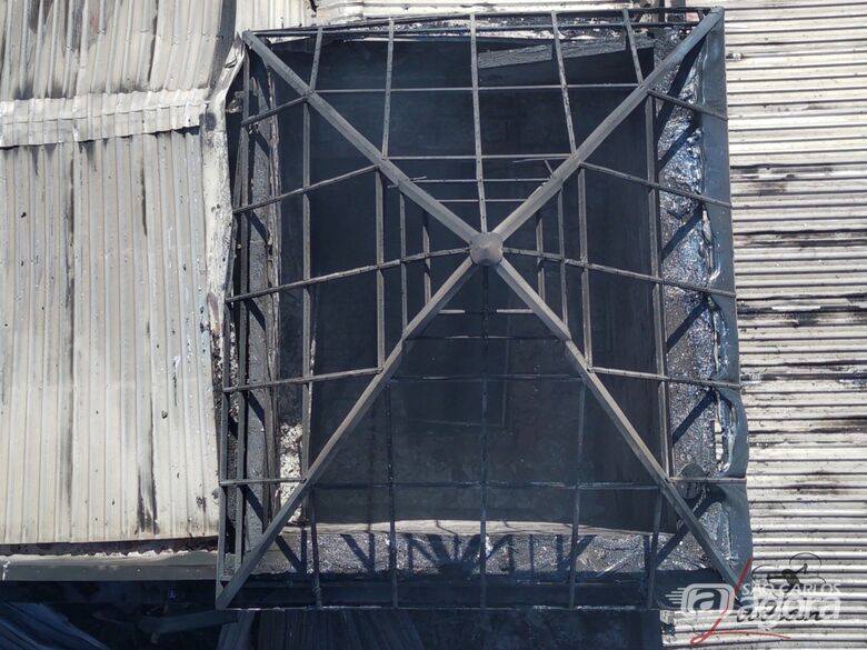 Imagens aéreas mostram como ficou loja ÉD+ após incêndio; veja - Crédito: Diego Luvian