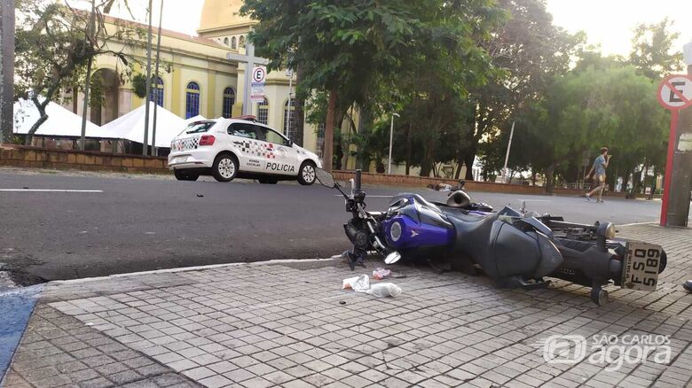 Motociclista sofre fratura na perna após colisão em cruzamento no Centro - Crédito: Maycon Maximino
