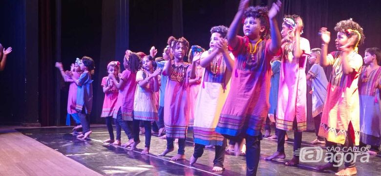 Alunos lotam Teatro para assistir apresentação do coral Eu Canto Minha África - Crédito: Divulgação