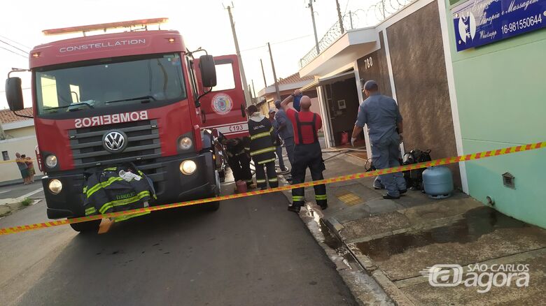 Bombeiros em ação: incêndio controlado em edícula no São João Batista - Crédito: Maycon Maximino