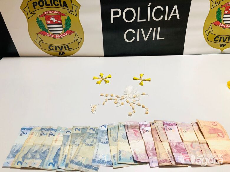 A droga e o dinheiro foram apreendidos pelos policiais - Crédito: Divulgação