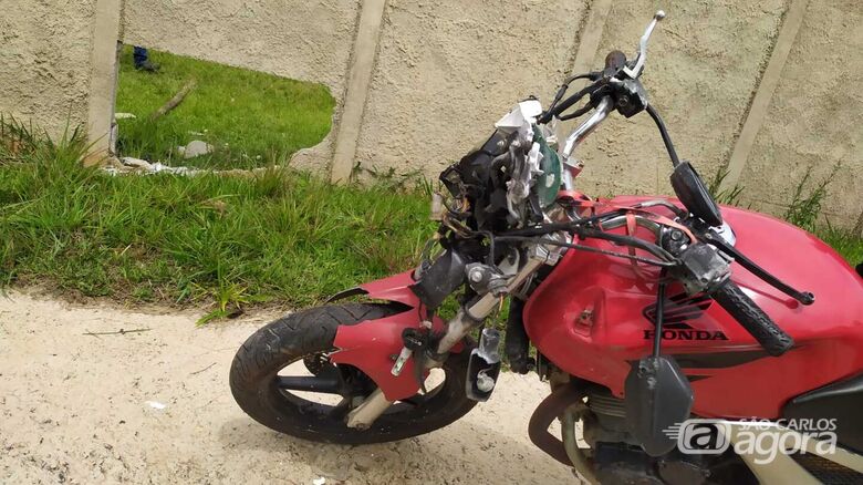 Moto danificada e o buraco aberto no muro após a pancada - Crédito: Maycon Maximino
