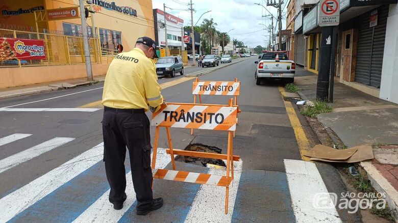 Agente de trânsito toma providências e isola local onde o asfalto cedeu - Crédito: Divulgação