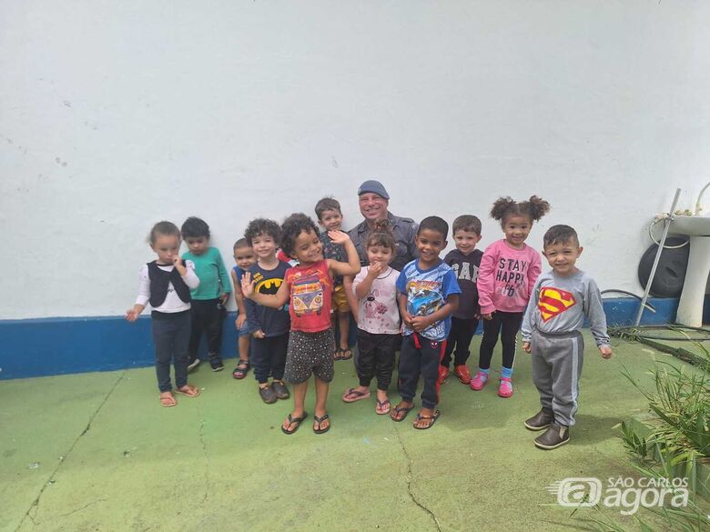 Cabo Mazzi com os pequenos alunos: carinho, empatia e interação com a PM - Crédito: Divulgação