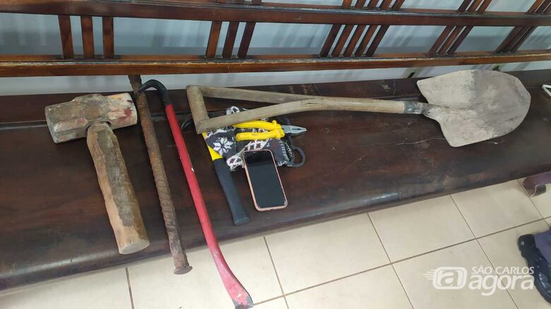 As ferramentas utilizadas pelos bandidos na tentativa de furto - Crédito: Maycon Maximino