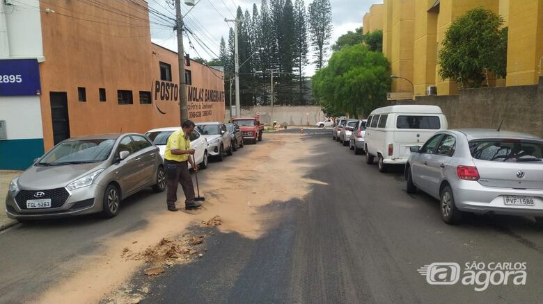 Serragem foi colocada no asfalto, mas piso permanece escorregadio - Crédito: Divulgação