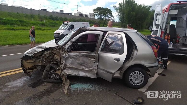 Pálio teve danos de grande monta: motorista sofreu vários ferimentos - Crédito: Maycon Maximino