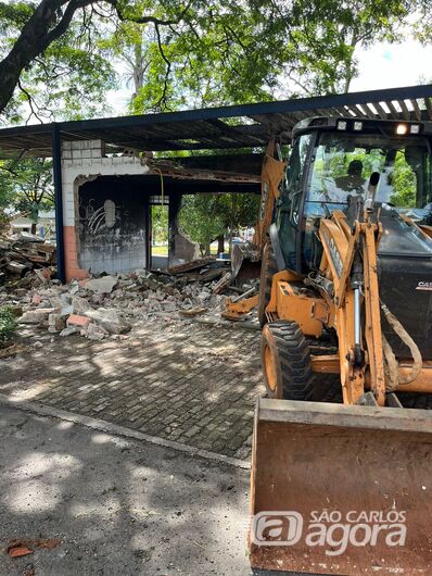 Prédio público abandonado na Vila Prado é demolido atendendo pedido do Vereador Bruno Zancheta - 