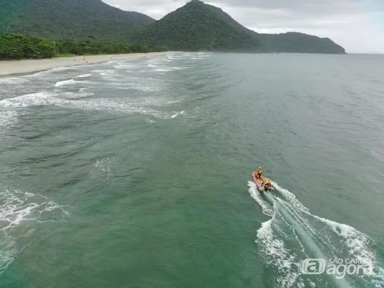 Buscas sendo realizadas no mar - Crédito: GBMar