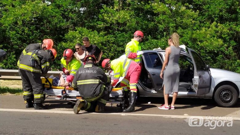 Mulher fica ferida após pneu estourar e carro ser prensado por caminhão na Washington Luís  - Crédito: Maycon Maximino