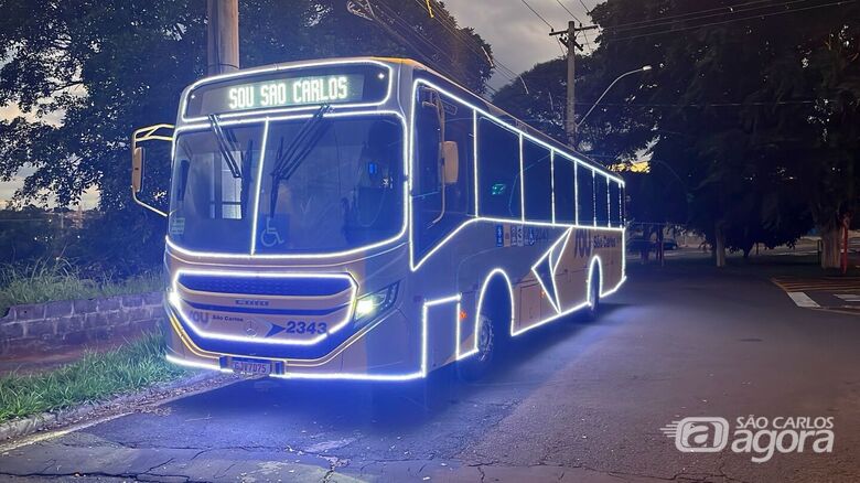 Ônibus iluminado para o Natal começa a circular em São Carlos - Crédito: Colaborador