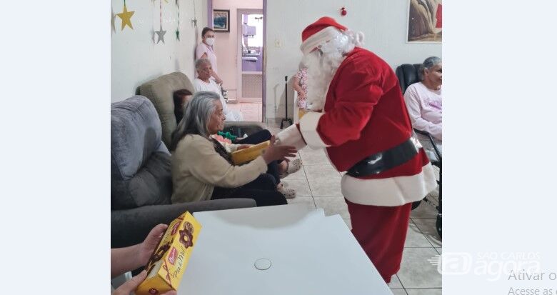 O “Bom Velhinho” durante ação social no abrigo de idosos em 2022: carinho, empatia, solidariedade e amor - Crédito: Divulgação