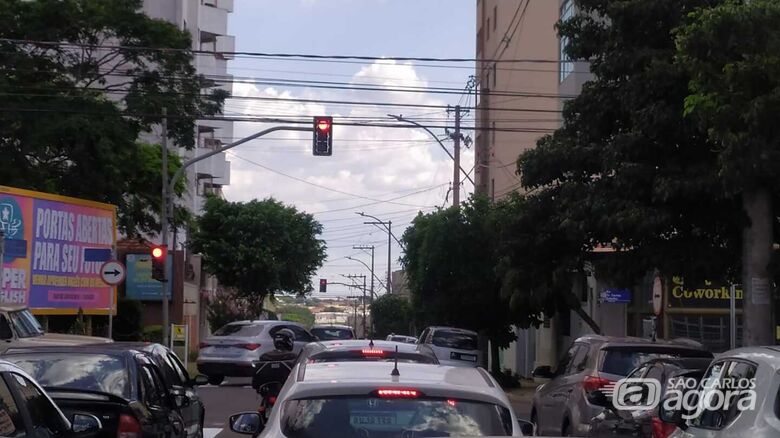 Carros parados em semáforo no Centro de São Carlos - Crédito: arquivo