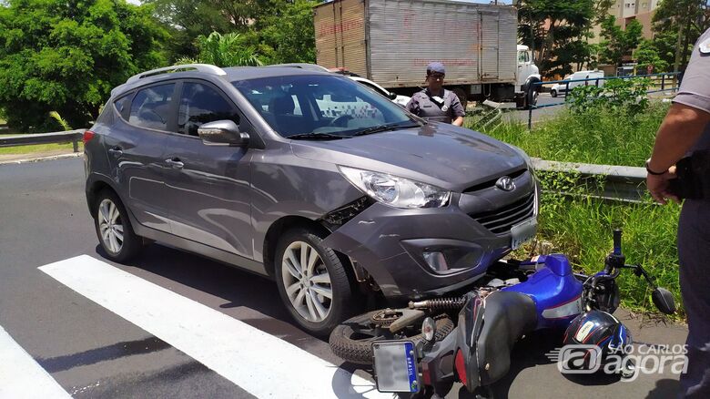Colisão entre carro e moto deixa jovem ferida na região da USP - Crédito: Maycon Maximino