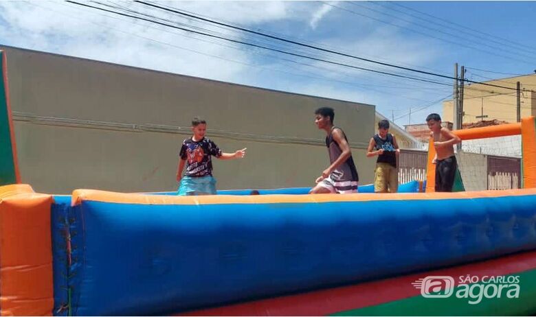 Futebol de sabão foi uma das atrações da ação social promovida por Natália - Crédito: Divulgação