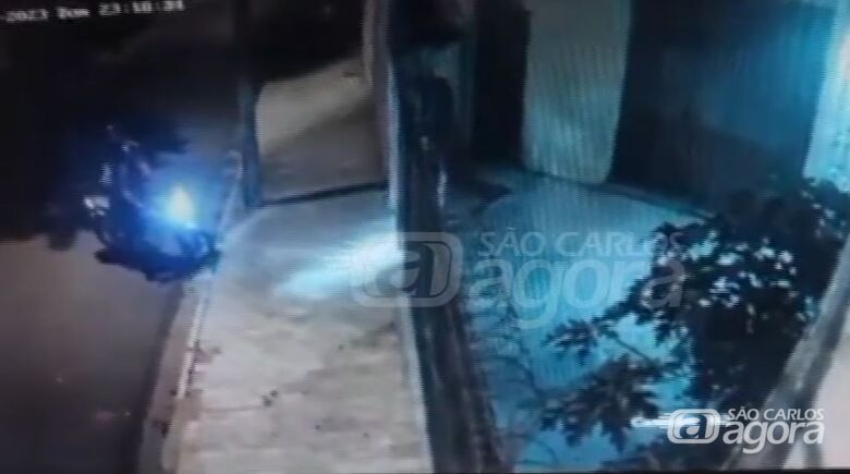 Câmera de segurança flagra bandidos armados roubando moto na véspera de Natal; veja o vídeo - 