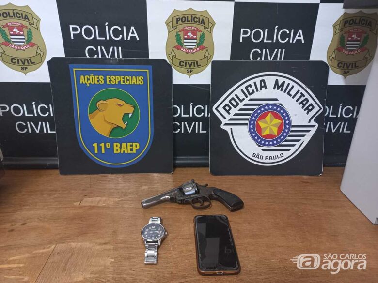 Revólver e um relógio foram apreendidos pelas autoridades policiais - Crédito: Divulgação