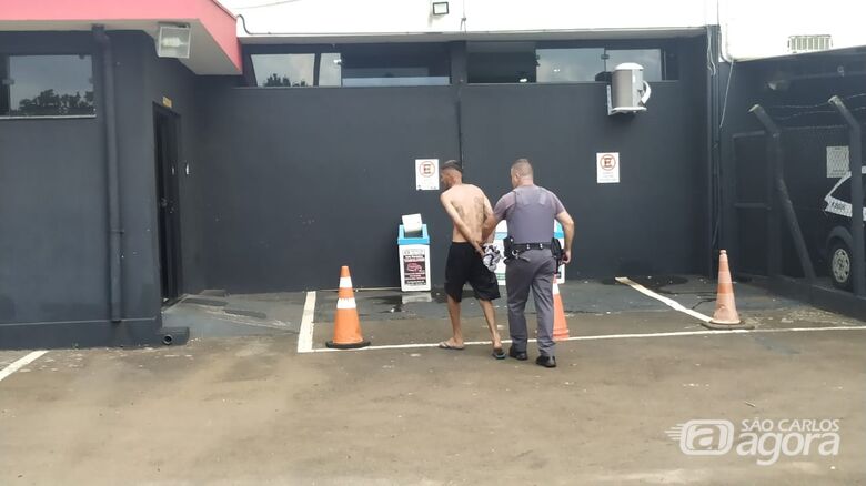 Suspeito detido pela PM: dentro de um KA produto de roubo - Crédito: Maycon Maximino