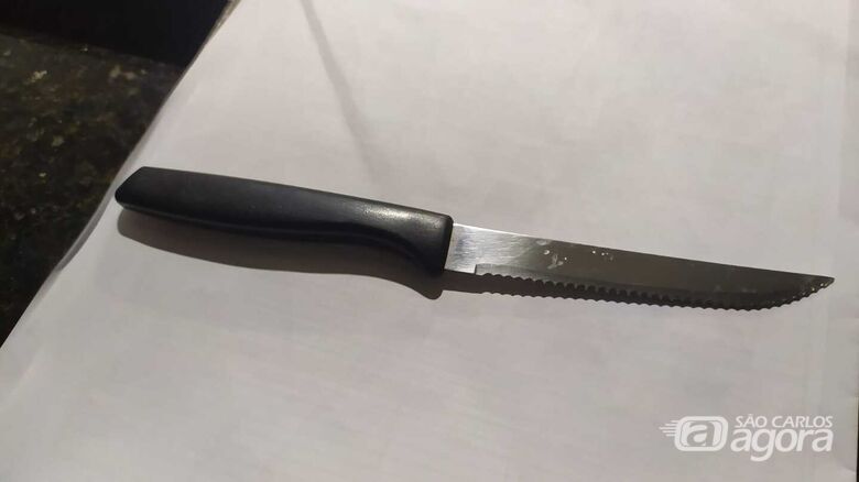 Homem tenta agredir policiais militares após ameaçar e agredir a esposa -