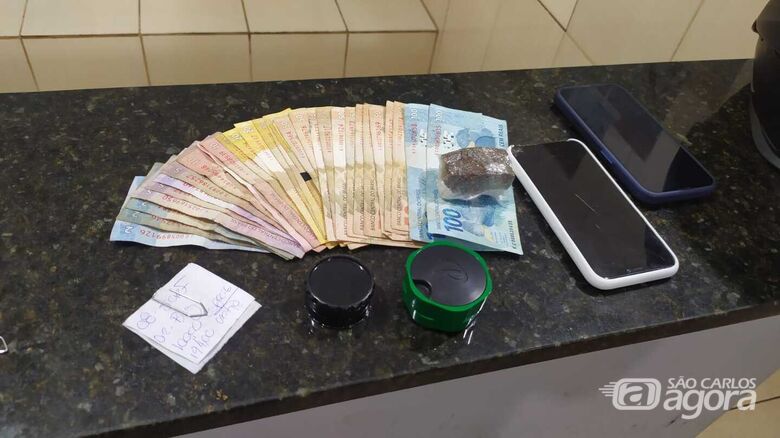 Jovem é detido com drogas e moto sem placa - Crédito: Maycon Maximino