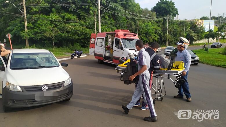 Ciclista é socorrido pelo Samu: à esquerda, carro com o para-brisas danificado - Crédito: Maycon Maximino