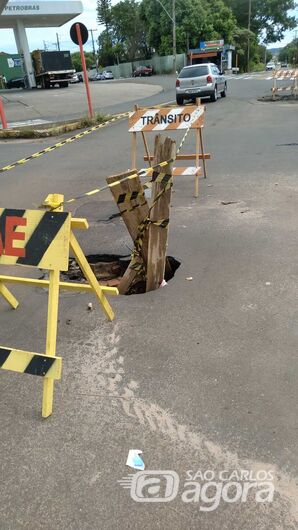 Buracos foram sinalizados em rua no Jardim Tangará - Crédito: Divulgação