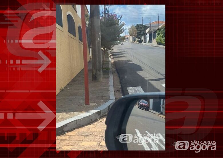 Leitora pede poda de árvore para evitar acidentes em cruzamento na Vila Nery - 