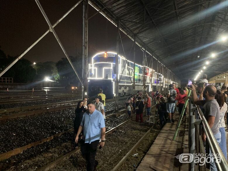 Dezenas de pessoas acompanham a chegada do "Trem Iluminado" da Rumo em São Carlos - Crédito: Lourival Izaque