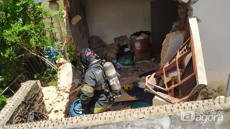 Explosão foi tão intensa que derrubou a parede da moradia - Crédito: Maycon Maximino