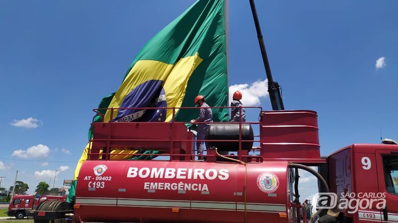 Bombeiros trocaram a bandeira nacional na rotatória da GV - Crédito: Maycon Maximino
