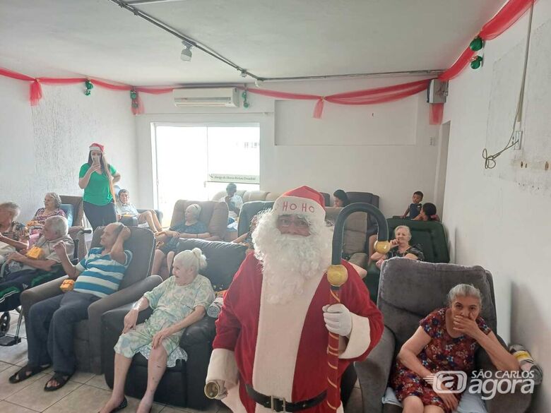 Muita emoção marcou visita do Papai Noel Solidário ao Abrigo de Idosos - Crédito: Divulgação