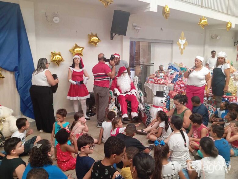 Confraternização no salão da Igreja São João Batista: famílias se divertiram com o Papai Noel cadeirante - Crédito: Divulgação