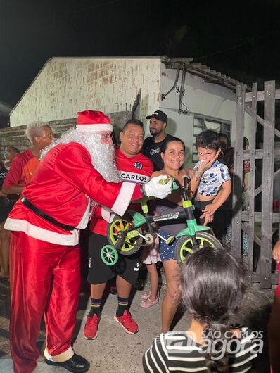 Papai Noel Ciclista entrega bike para pequeno são-carlense: emoção não faltou - Crédito: Divulgação