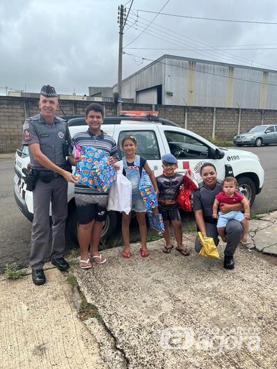 Polícia Militar realiza a alegria das crianças do São Carlos 8 com entrega de presentes - 