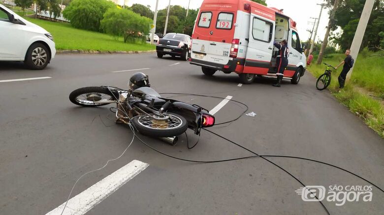 Mulher sofre acidente com moto após se enroscar em fios soltos em avenida de São Carlos - Crédito: Maycon Maximino