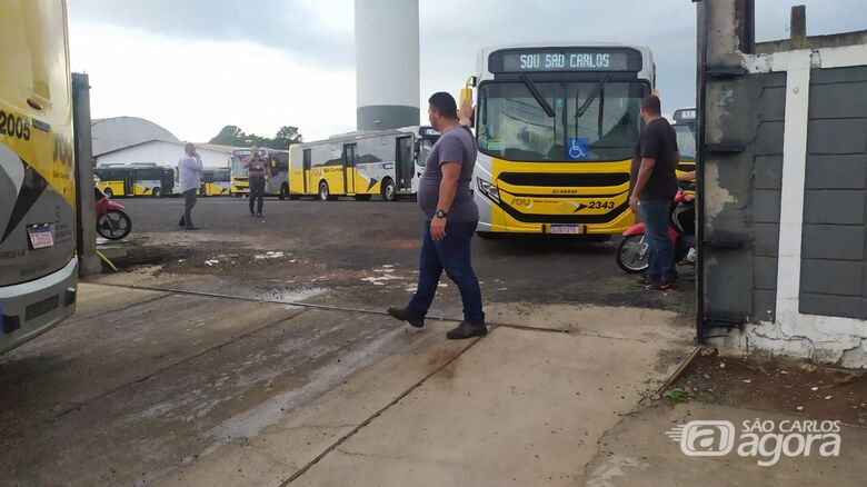 Ônibus voltando a circular após paralisação relâmpago realizada pelos funcionários - Crédito: Maycon Maximino