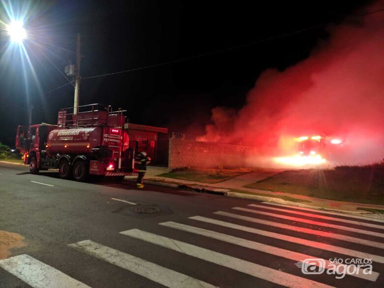 Ecoponto pega fogo no Cidade Aracy - Crédito: Maycon Maximino