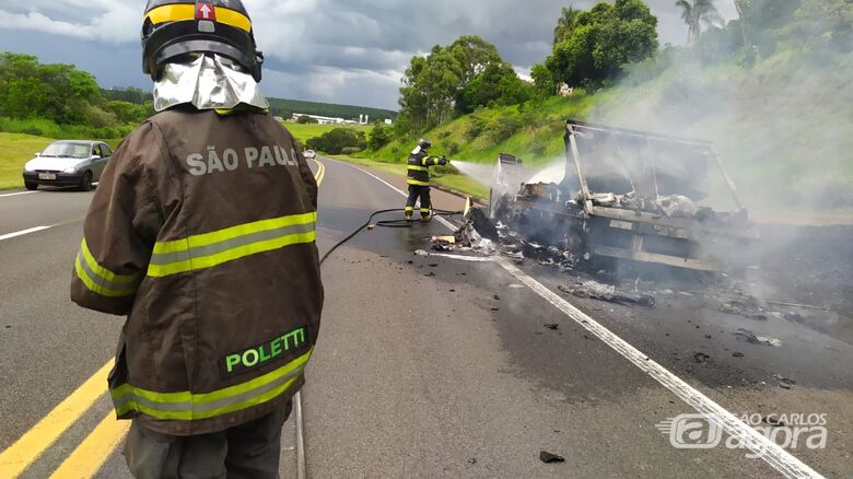 Caminhão é destruído por incêndio na SP-215 em São Carlos - Crédito: Maycon Maximino