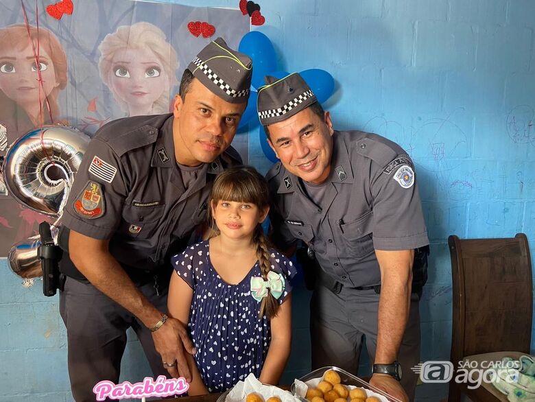 Policiais militares realizam sonho de criança em festa de aniversário em São Carlos  - Crédito: Reprodução/redes sociais 