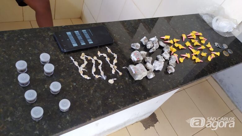 A droga e o celular furtado que estava com o infrator - Crédito: Maycon Maximino
