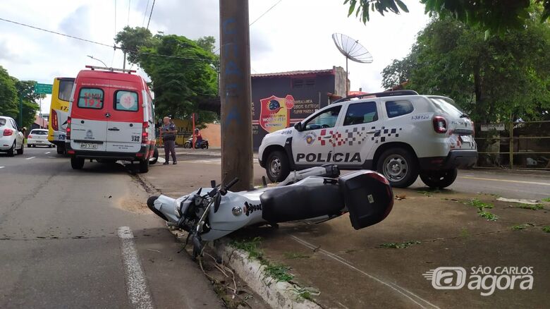 Motociclista desviou de um ônibus e atingiu um poste - Crédito: Maycon Maximino