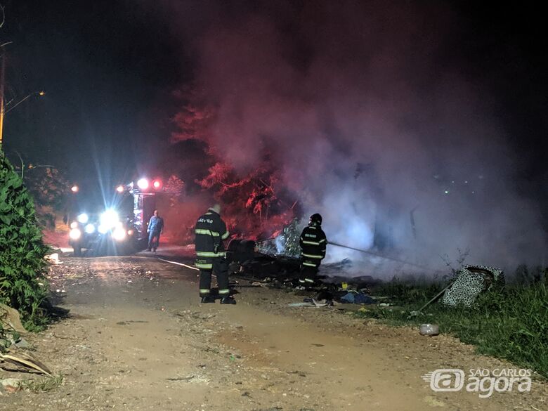 Bombeiros em ação, combatem as chamas que consumiram barraco no São Carlos 8 - Crédito: Maycon Maximino