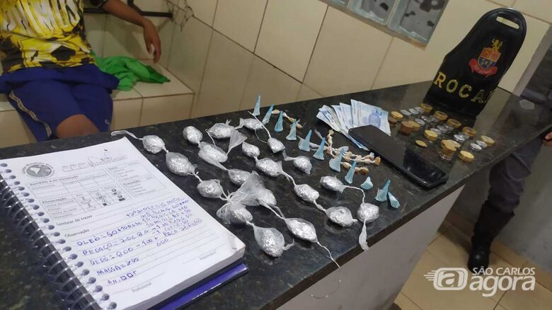 A droga, o dinheiro e um caderno de anotações foram apreendidos pelas autoridades policiais - Crédito: Maycon Maximino