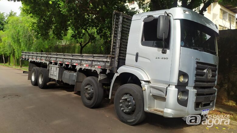 Caminhão furtado foi recuperado por policiais militares e rodoviários em São Carlos - Crédito: Maycon Maximino