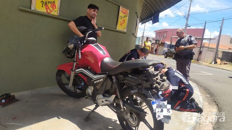 Moto chegou a atingir a parede de um estabelecimento após a colisão - Crédito: Maycon Maximino